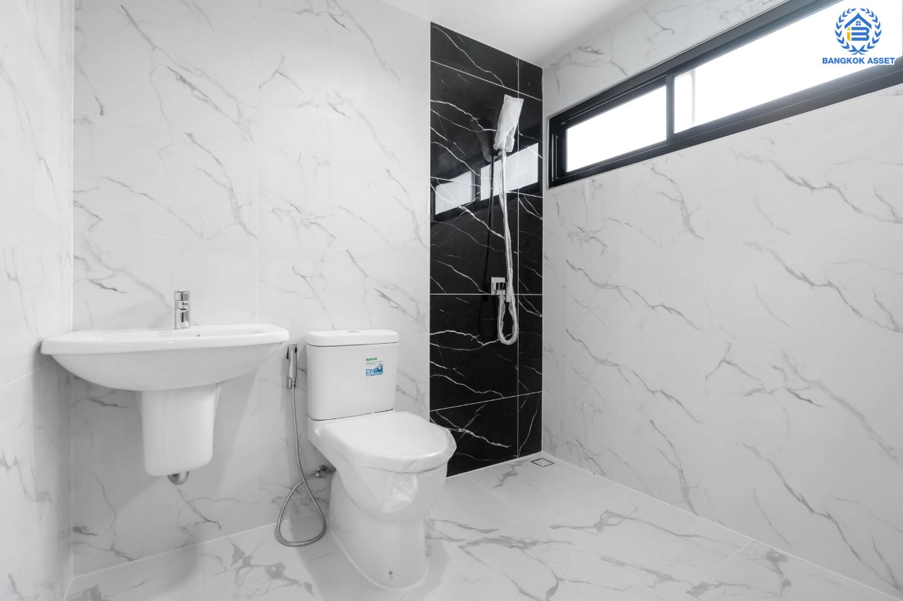 บ้านมือสองตกแต่งใหม่ ม.กฤษดานคร18 บรมราชชนนี เนื้อที่ 125 ตร.ว. บนพื้นที่ใช้สอยมากถึง 353 ตร.ม. อีกระดับของฟังก์ชัน 4 ห้องนอน 4 ห้องน้ำ 1 ห้องอเนกประสงค์ 1 ห้องแม่บ้าน จอดรถได้ 2 คัน บรรยากาศสุด Private บนทำเลศักยภาพเชื่อมต่อหลายเส้นทาง ใกล้เซ็นทรัลปิ่นเกล้า ม.มหิดล และทางด่วน "กาญจนาภิเษก"...